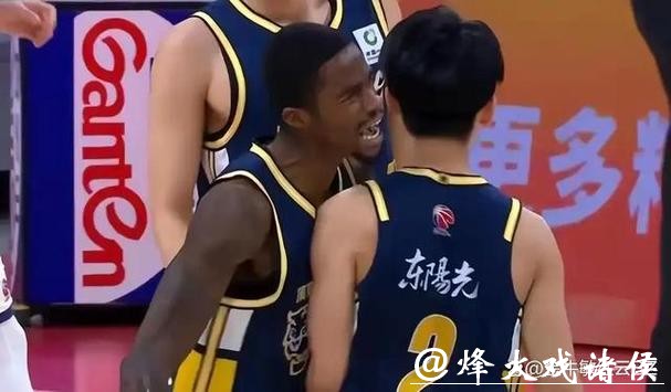 主场输给广东又怪谁，威金顿关键时刻连连送人头，广州难逃失利命运，球队配合也被拖累